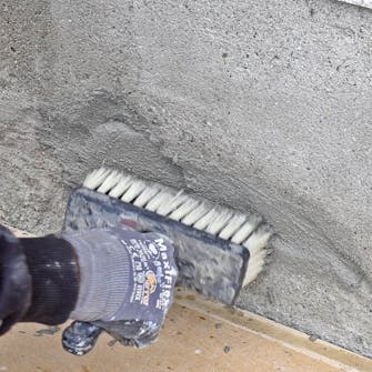 Skader i sokkelpuds: Fordel mørtlen i et jævnt lag Skader i sokkelpuds: Fordel mørtlen i et jævnt lag